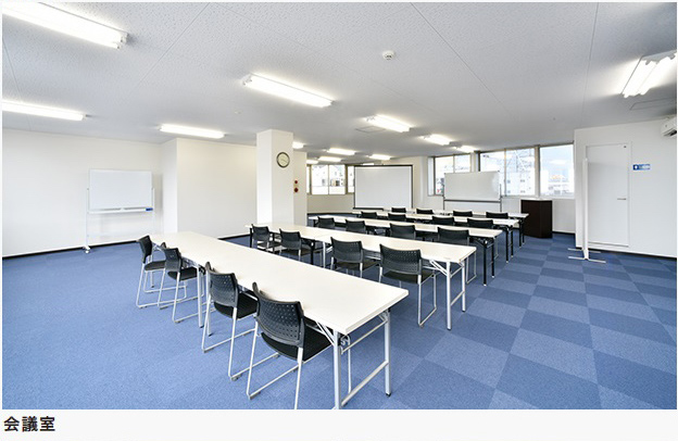 最大50名！44坪(146平方メートル)レンタルオフィスとしても貸出しております。スクール形式 会議室をパソコンルームとして、PC1台3,100円でご利用いただけます。　研修会　会議室　面接／打合せ形式